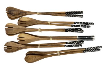 Schlankes Salatbesteck aus Olivenholz mit Knochenbatikgriff